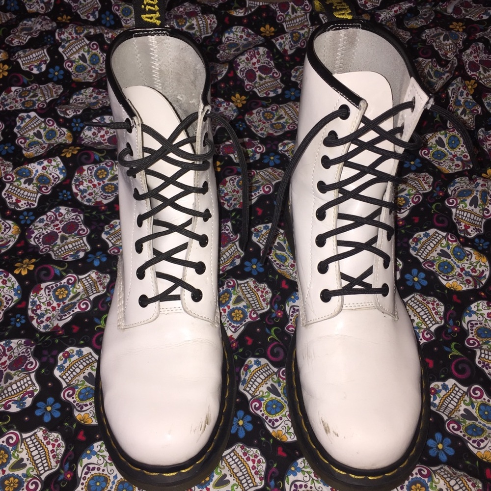 TRADING WITH ALICIA💐🌛White doc marten boots